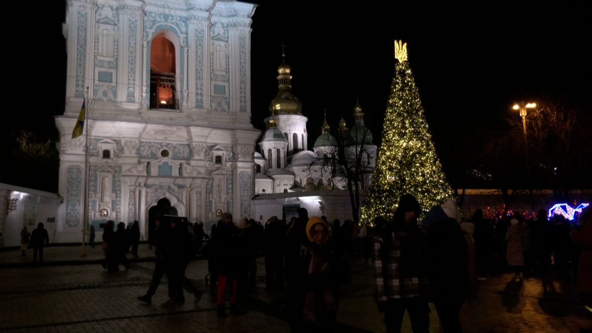 Navzdory válce rozsvítili v Kyjevě vánoční strom